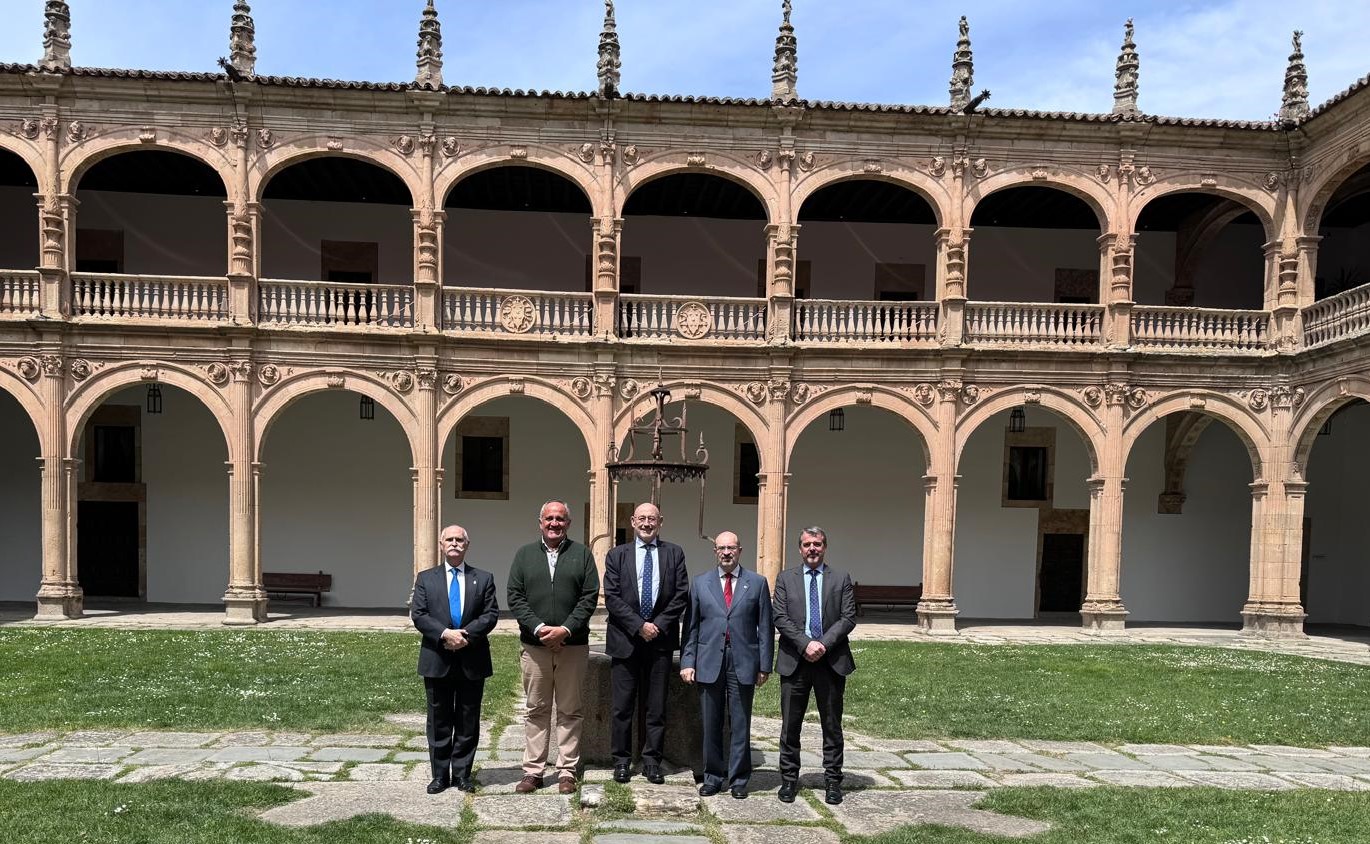 Asistentes a la Comisión mixta de seguimiento. Fotografía tomada en el patio del edificio Fonseca.